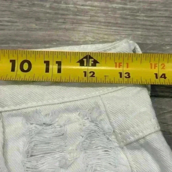 Princess Polly White Raw Hem Distressed Denim Shorty Shorts Sz 2 Boho Chic - Picture 10 of 13